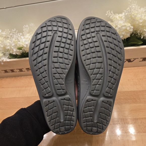 Oofos OOlala Sandals Womens 9 Gray/Silver Recovery Thong Flip Flop Comfort - Picture 8 of 9